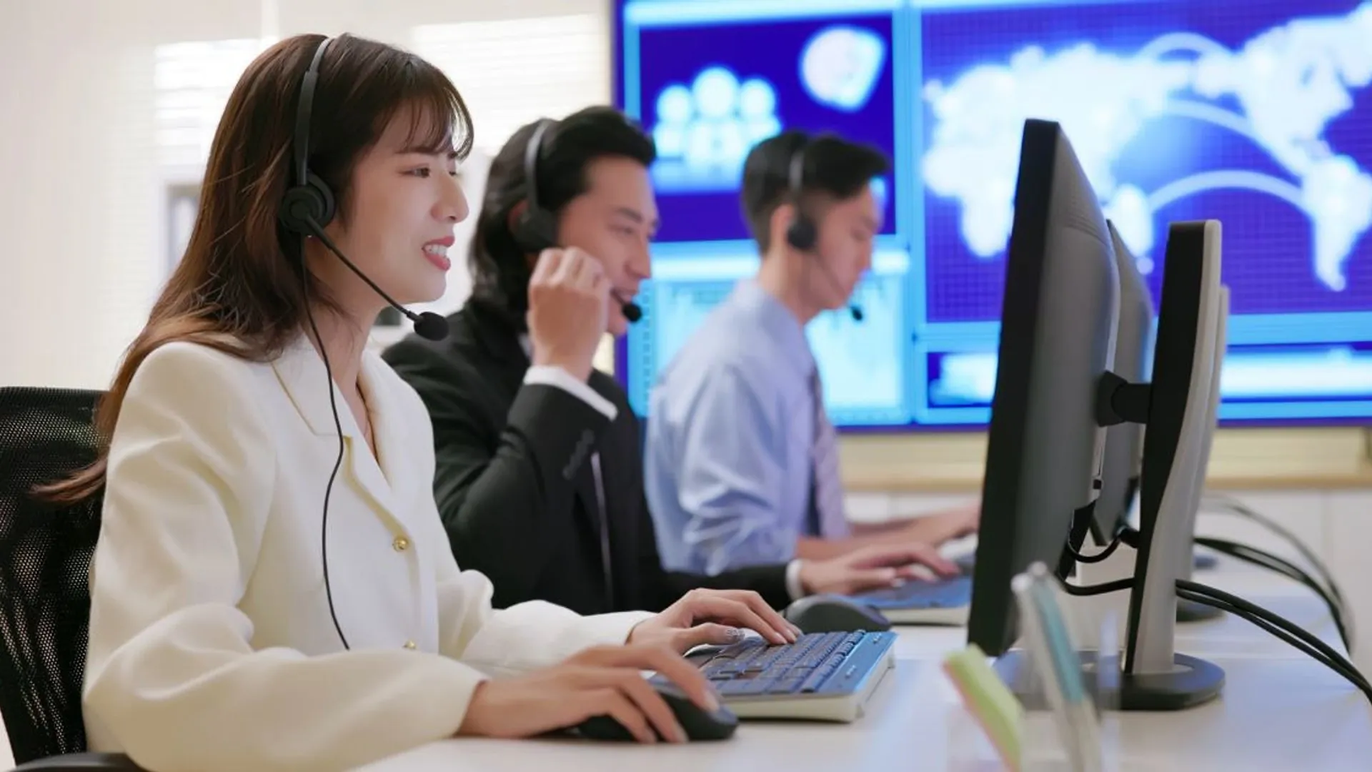 Đội ngũ hỗ trợ khách hàng chuyên nghiệp của b52 club luôn sẵn sàng phục vụ 24/7.