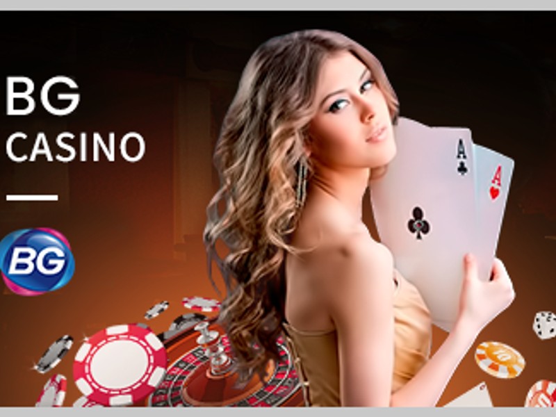 Hình ảnh bàn chơi Blackjack 21 tại b52 club, với người chia bài và các quân bài.